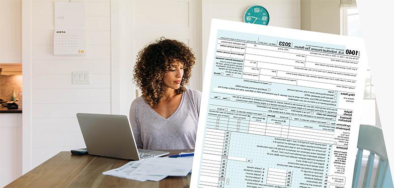 用电脑报税的女人，IRS 1040表格，和USPS优先邮件信封.
